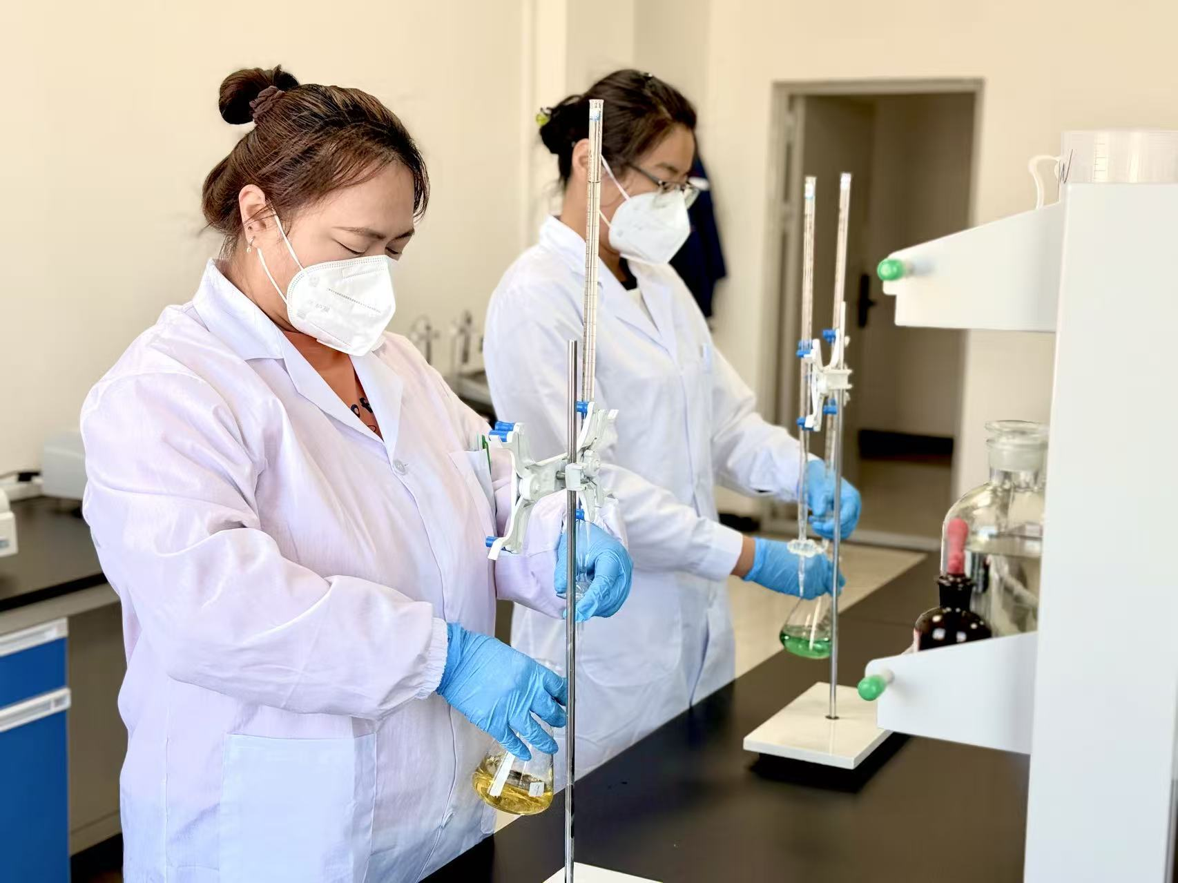 严抓生产把控 精研化验护航 严抓生产把控 精研化验护航